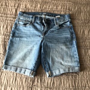 Fitted Bermuda shorts